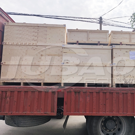 今日載滿振動(dòng)篩設(shè)備的“小火車(chē)”