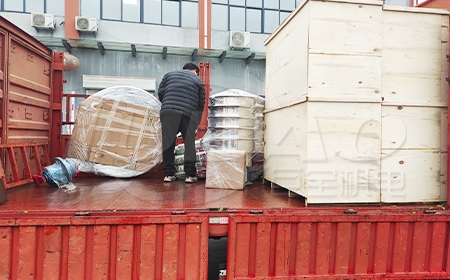 青島客戶訂購的真空上料機、旋振篩已上車，準(zhǔn)備發(fā)貨